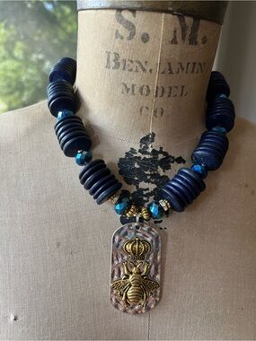 Queen Bee! Necklace w coconut & crystal, navy KATRINA